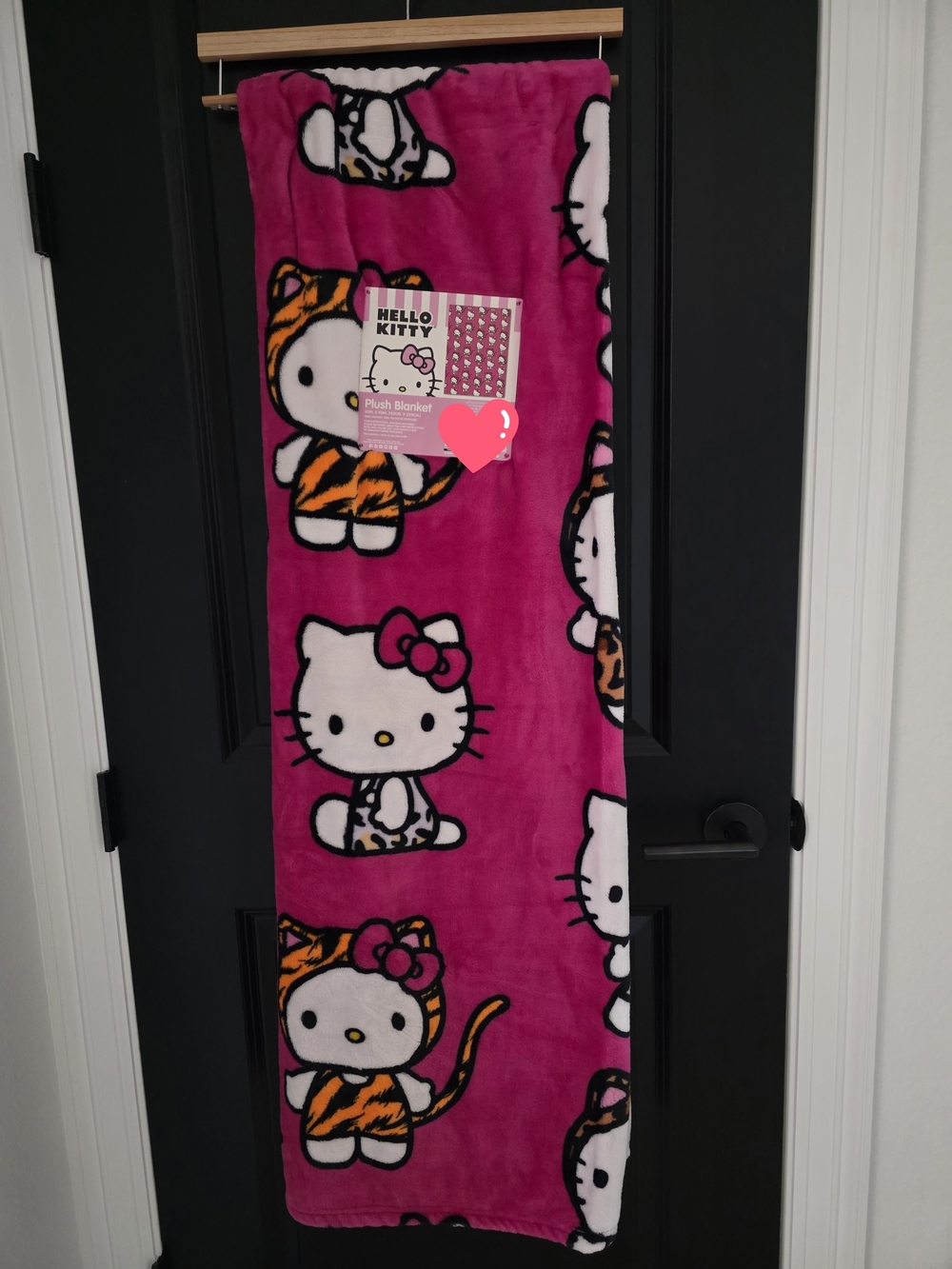 NWT Hello Kitty Hot Pink Plush Blanket with Cheetah/Leopard Design